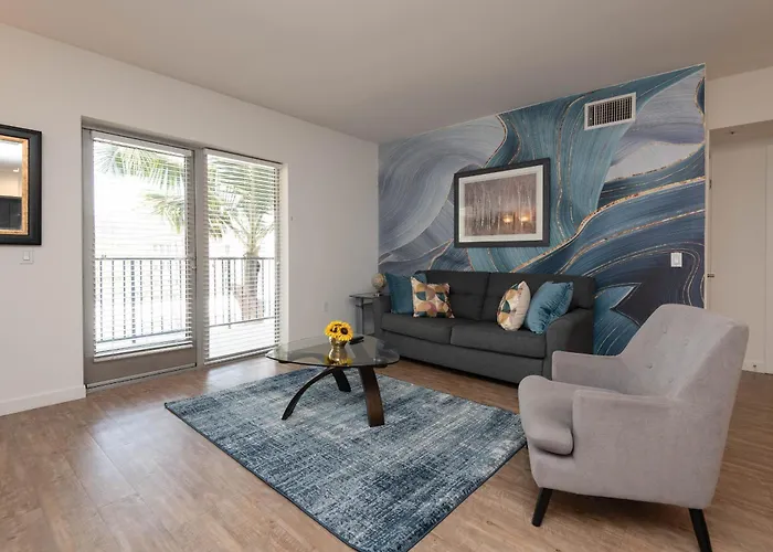 Large 2 Bedroom 2 Bath In Hollywood
