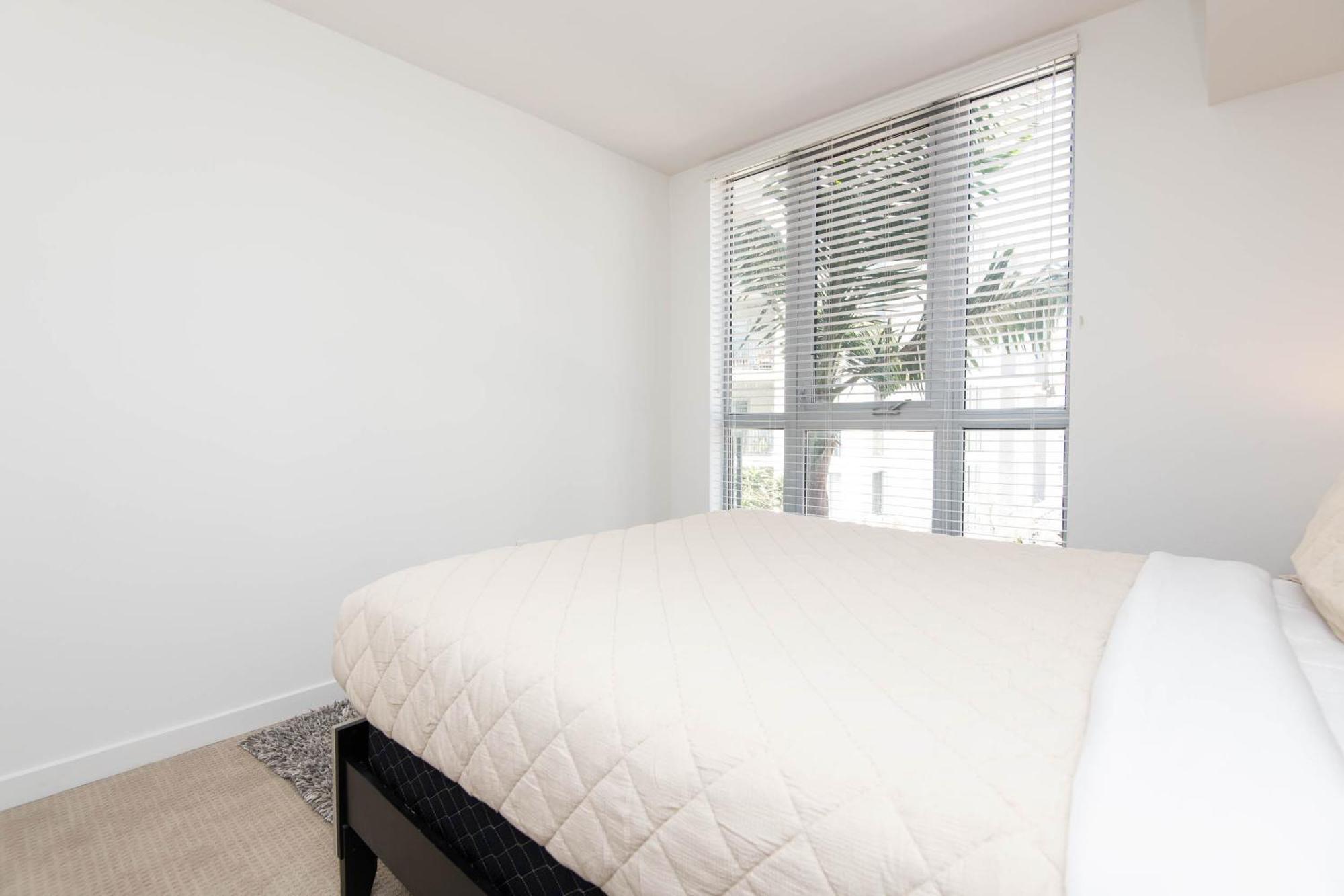 Large 2 Bedroom 2 Bath In Hollywood