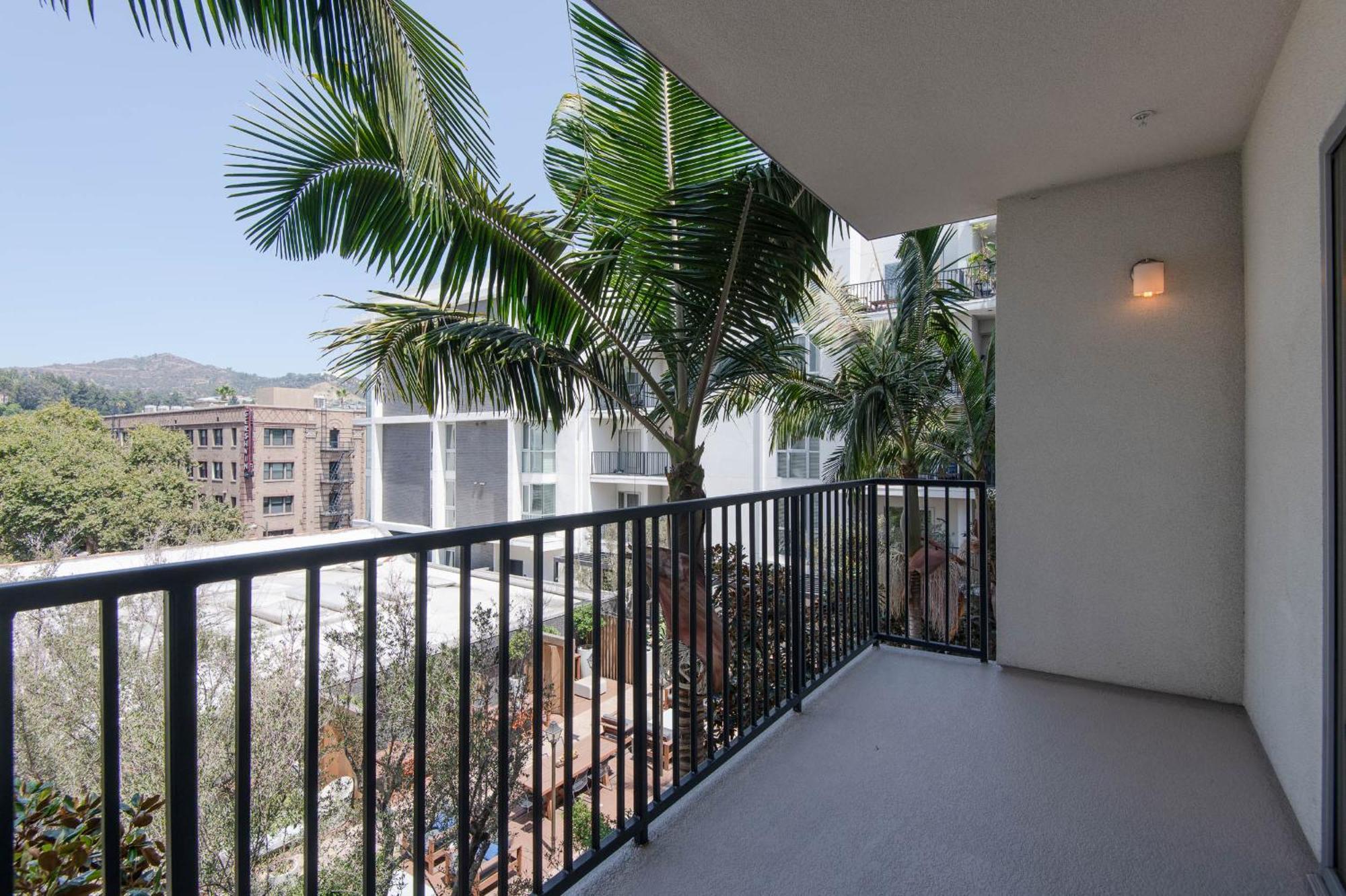 Large 2 Bedroom 2 Bath In Hollywood Apartment Los Angeles